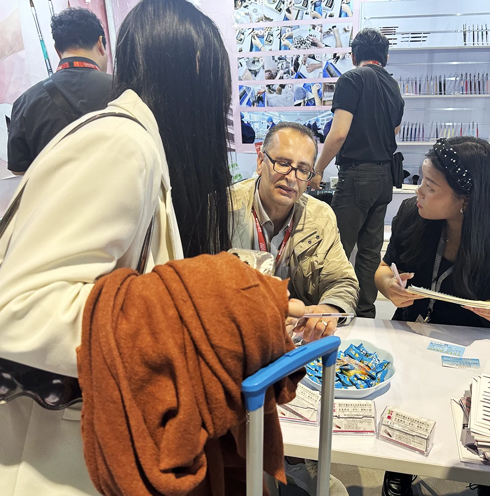Cosmoprof HK 2024, incontrò molti padiglioni vecchi e nuovi.